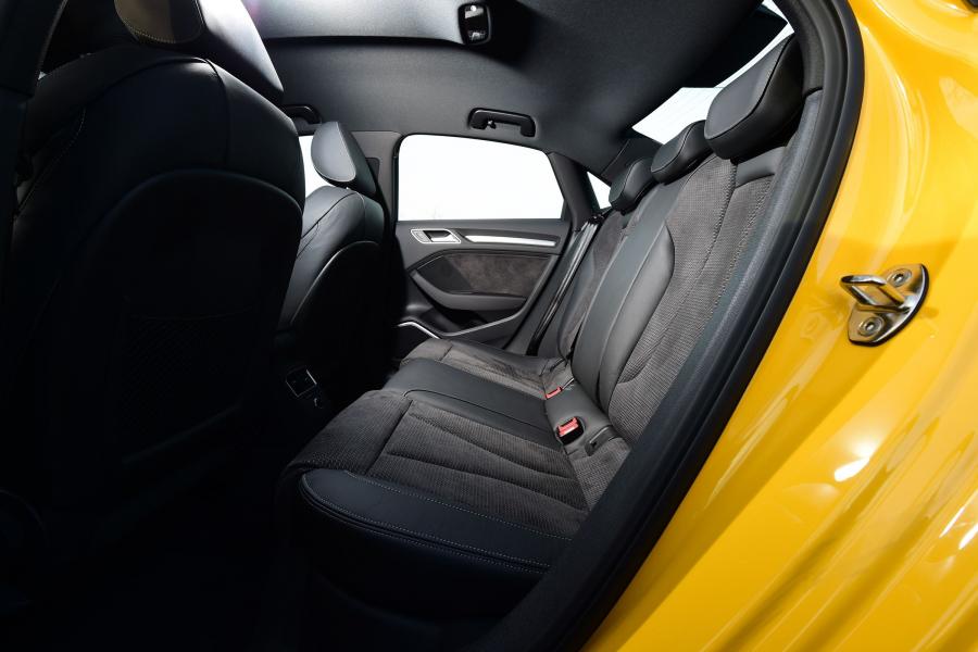 Интерьер Audi S3 Sedan (8V) 2016 года  (UK) (фото 5 из 11)